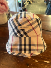 Charger l'image dans la galerie, Reversible Vintage Burberry London Children’s Hat
