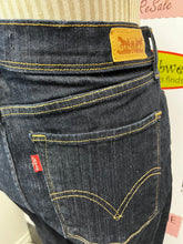 Load image into Gallery viewer, Levi's 512 Dark Wash Jeans (Size 32x32)
