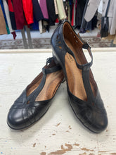 Cargar imagen en el visor de la galería, Rockport Cobb Hill Angelina T-Strap Leather Pumps (Size 9)
