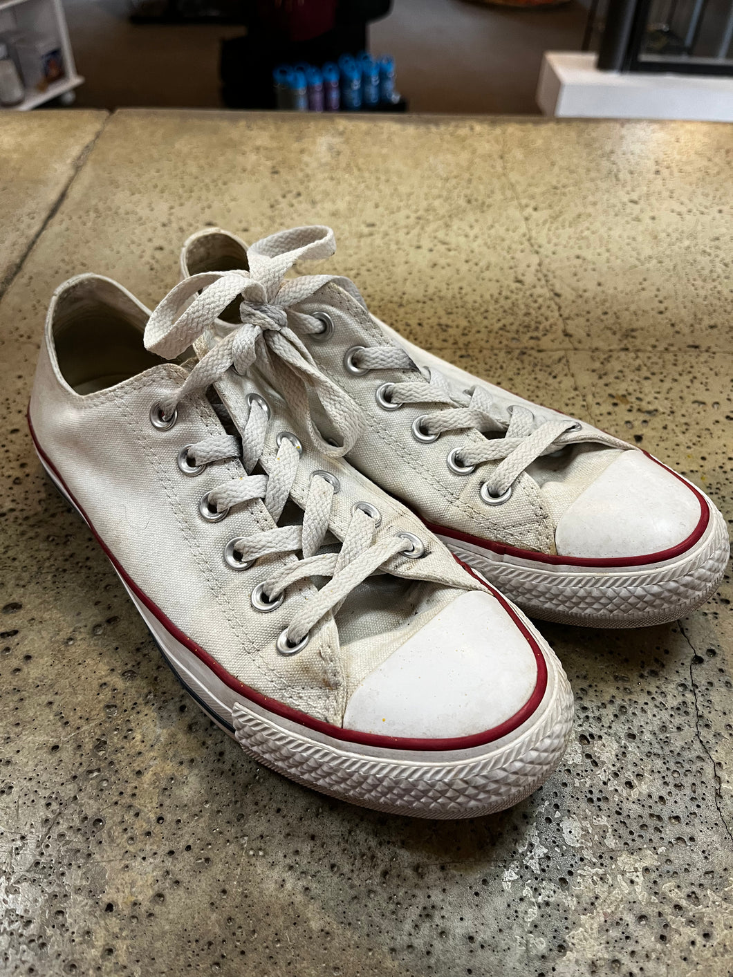 Converse Low Top Sneakers (Women's 8/ Men's 6)