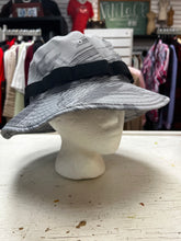 Load image into Gallery viewer, Oakley Tempo Print Bucket Hat
