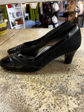 Load image into Gallery viewer, Italian Made Heels (Size 9)
