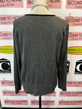 Load image into Gallery viewer, Grey Button Up Top (Size L)
