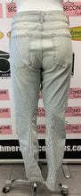 Charger l'image dans la galerie, Guess Pinstriped Jeans (Size 32)
