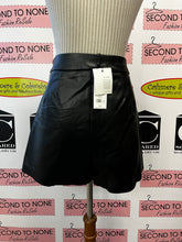 Cargar imagen en el visor de la galería, NWT Dynamite Faux Leather Skort (Size 10)
