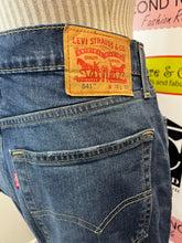 Load image into Gallery viewer, Levi's 541 Jeans (Size 32 x 32)
