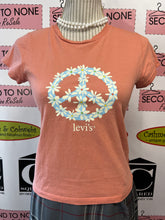 Load image into Gallery viewer, Levi's Daisy Peace Sign Tee (Size XS)
