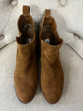 Cargar imagen en el visor de la galería, Steve Madden Suede Ankle Boots (Size 7.5)
