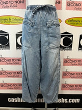 Load image into Gallery viewer, Habitual High Waist Cropped Barrel Jeans (Size M)
