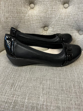 Load image into Gallery viewer, Tender Tootsies Flats (Size 7)
