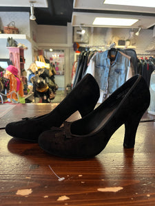 725 Originals Black Velour Pumps (Size 6.5)