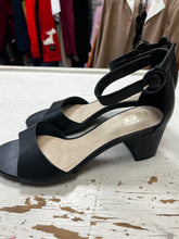 Load image into Gallery viewer, Le Chateau Flex Heels (Size 39=8)

