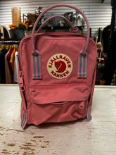 Cargar imagen en el visor de la galería, Fjällräven Kånken Mini Backpack
