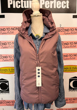Load image into Gallery viewer, NWT Hyba Lightweight Vest (Size L)
