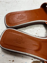 Load image into Gallery viewer, Faux Hermes "Oran" Leather Sandals (Size 41=10)
