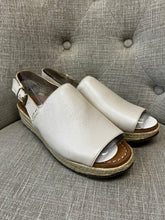 Load image into Gallery viewer, Naturalizer Leather Wedge Sandals (Size 8)
