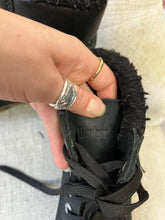 Load image into Gallery viewer, Timberland Fleece Lined Boots (Size 8)
