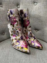Load image into Gallery viewer, Anne Michelle Floral Heeled Boots (Size 10)
