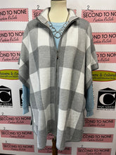 Load image into Gallery viewer, Grey &amp; White Zip Up Shawl (Size L)
