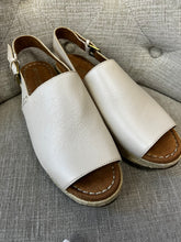 Load image into Gallery viewer, Naturalizer Leather Wedge Sandals (Size 8)
