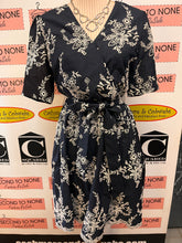 Cargar imagen en el visor de la galería, NWT Laura Petites Navy &amp; White Embroidered Dress (Size 12P)
