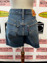 Load image into Gallery viewer, Levi&#39;s 501 Denim Shorts (Size 26W)
