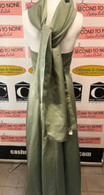 Charger l'image dans la galerie, David's Bridal Sage Formal Gown (Size 6)
