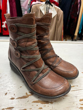 Load image into Gallery viewer, Miz Mooz Octavia Leather Boots (Size 40=9)
