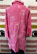 Cargar imagen en el visor de la galería, NWT Pink &amp; White Floral Print Blouse (Size L)

