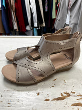 Load image into Gallery viewer, Earth Metallic Pisa Truro Sandals (Size 9)
