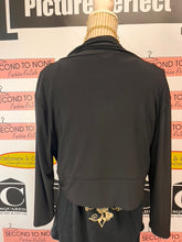Charger l'image dans la galerie, Black Tie Front Shrug (Size 1X)
