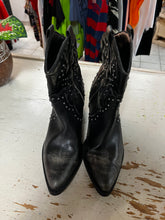 Cargar imagen en el visor de la galería, Dirty Laundry Studded Western Boots (Size 9)
