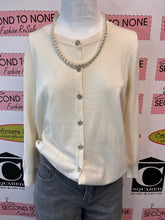 Cargar imagen en el visor de la galería, Cable &amp; Gauge Heart Button Cardigan (Size M)

