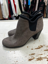 Load image into Gallery viewer, Clarks Artisan Adya Bella Ankle Boots (Size 8)
