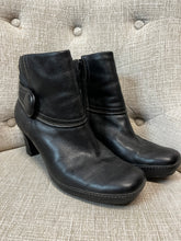 Load image into Gallery viewer, Clarks Leather Ankle Boot (Size 9 1/2)
