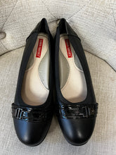 Load image into Gallery viewer, Tender Tootsies Flats (Size 7)
