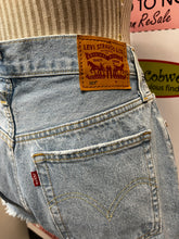 Cargar imagen en el visor de la galería, Levi's 501 Denim Shorts (Size 29W)
