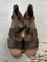 Load image into Gallery viewer, Earth Metallic Pisa Truro Sandals (Size 9)
