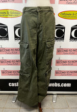 Load image into Gallery viewer, Green Cargo Pants (Size 6)

