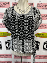 Load image into Gallery viewer, Red Coral Black &amp; White Printed Top (Size M)

