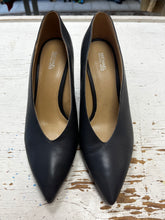 Load image into Gallery viewer, Michael Kors Pointed Toe Heels (Size 8 1/2)
