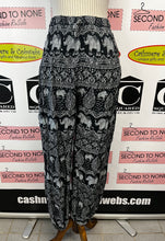 Cargar imagen en el visor de la galería, Black &amp; Grey Elephant Print Lightweight Pants (Size S/M)
