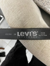 Load image into Gallery viewer, Levi's Genuine Leather Belt (Size 30W)
