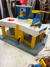 Cargar imagen en el visor de la galería, Vintage Fisher Price 1980's Airport Set
