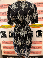 Cargar imagen en el visor de la galería, NWT Laura Petites Navy &amp; White Embroidered Dress (Size 12P)

