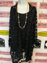 Cargar imagen en el visor de la galería, Traditions Black Lace Fooler Top (Size L)
