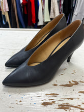 Load image into Gallery viewer, Michael Kors Pointed Toe Heels (Size 8 1/2)
