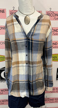 Cargar imagen en el visor de la galería, Blue &amp; Tan Plaid Collarless Button Shirt (Size XL)
