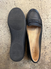 Charger l'image dans la galerie, Naturalizer Black Leather Loafers (Size 8)

