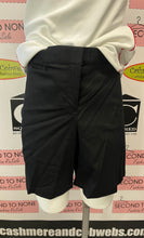 Cargar imagen en el visor de la galería, NWT Black IZOD Stretch Shorts (Size 16)
